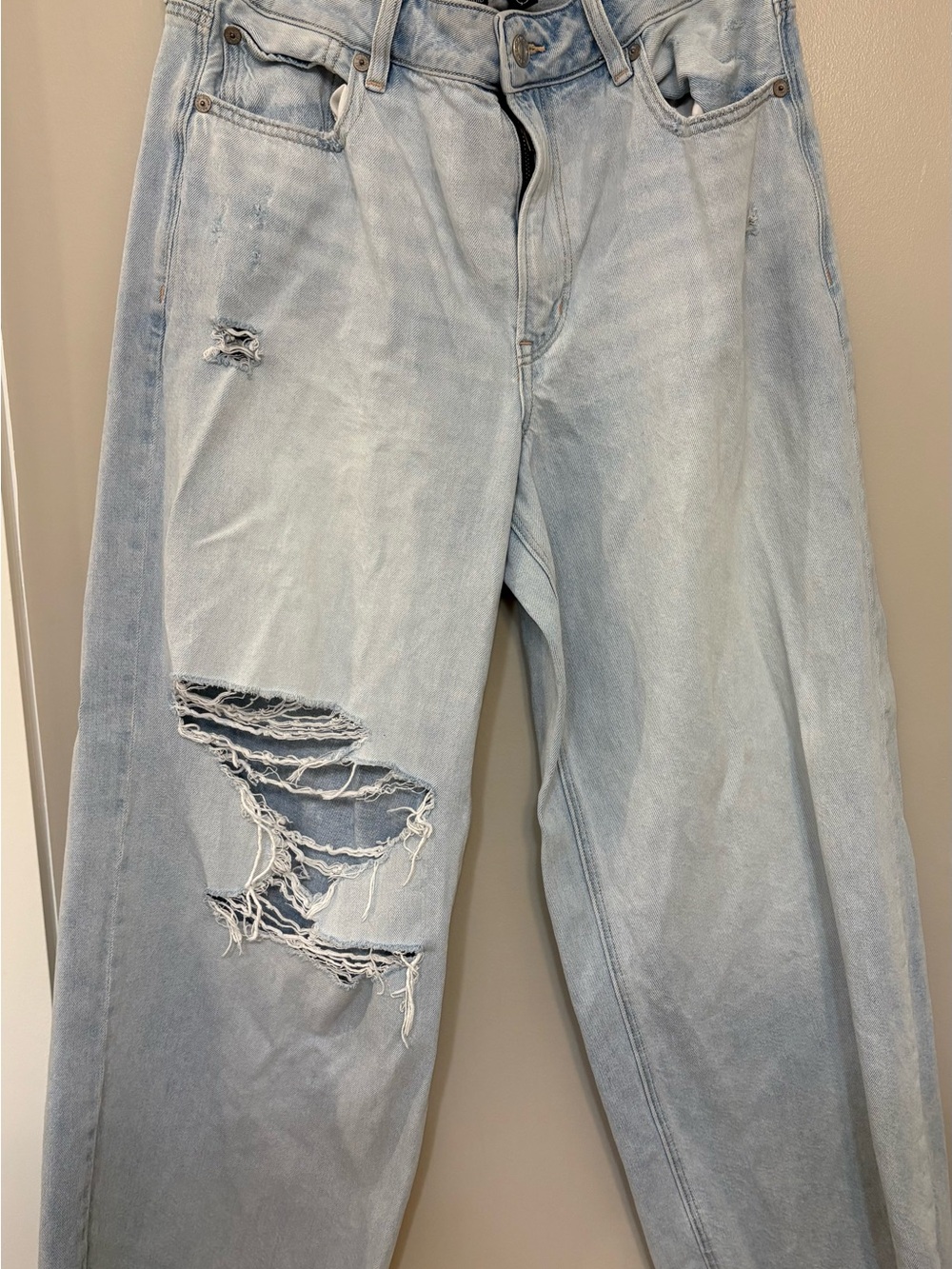 American Eagle Light Blue Distressed Men’s Jeans